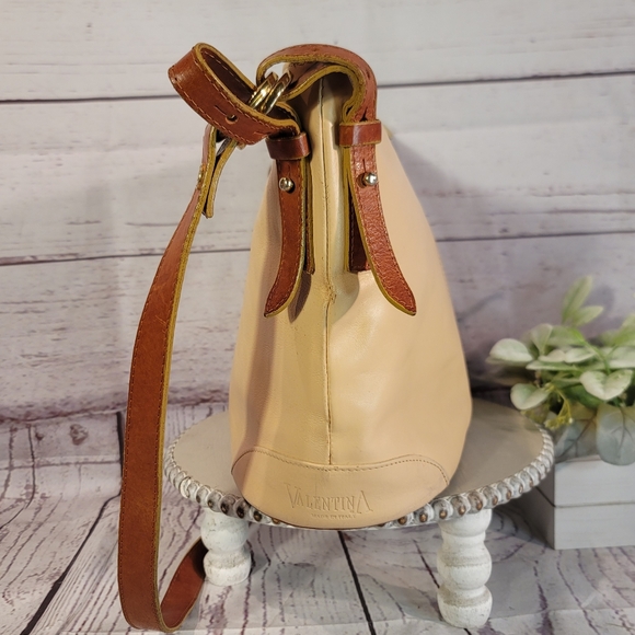 Valentina Cream and Tan Leather Shoulder Bag - Picture 3 of 15